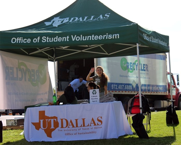 Students man a booth for the Office of Student Volunteerism.
