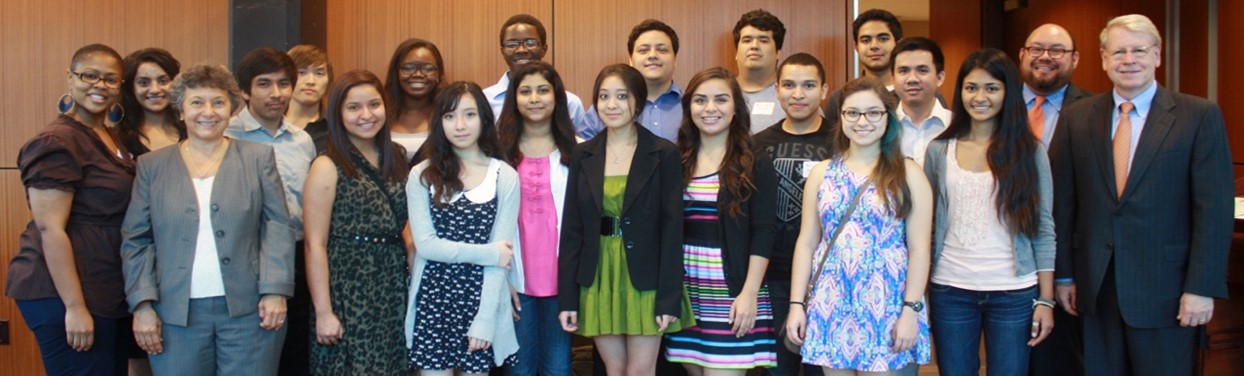 A group of Comet Scholars and UTD staff.